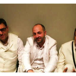 Mediterranean Chill Experience Trío nacido a orillas del Mediterráneo – Barcelona- A través de sus composiciones y concepto improvisador, crean pasajes Lounge/Chill-out con matices flamencos, arábicos y jazzeros.