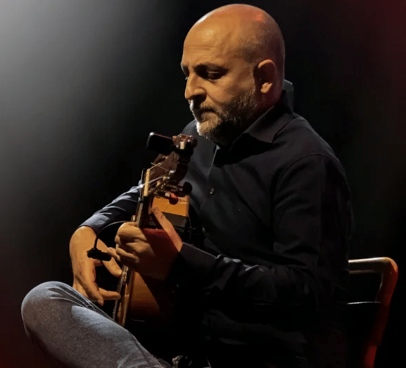 Guitarrista flamenco - detalle de guitarra